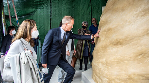 Staatsminister Wintermeyer bei der Eröffnung an der Skulptur