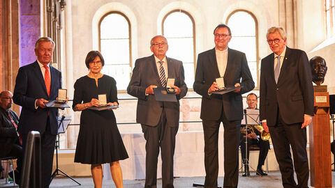 Ministerpräsident Bouffier mit den Geehrten.
