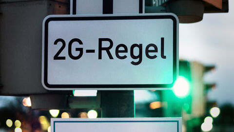Hinweis-Schild zur 2G-Regel