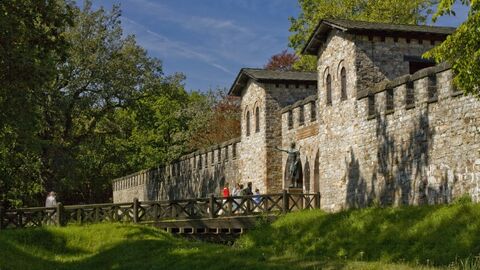 Auf dem Bild ist das Römerkastell Saalburg am Weltkulturerbe Limes schon schräg vorn an einem Sommertag aufgenommen.