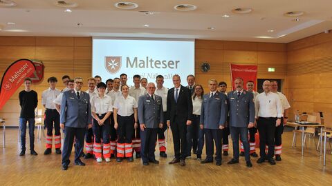 Norbert Häger und Innenminister Peter Beuth gemeinsam mit dem Malteser Hilfedienst.