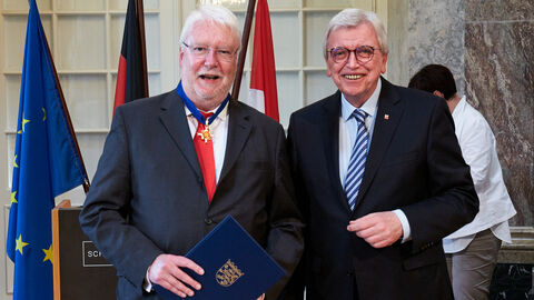 Jörg-Uwe Hahn wurde von Ministerpräsident Volker Bouffier mit dem Hessischen Verdienstorden ausgezeichnet. 