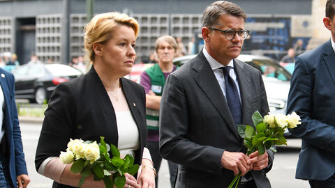 Attentat in Berlin Ministerpräsident Boris Rhein und die Regierende Bürgermeisterin von Berlin Franziska Giffey haben am Donnerstagabend am Tatort Blumen für die Opfer der Todesfahrt in Berlin niedergelegt.