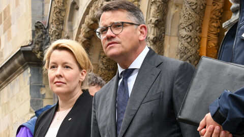 Ministerpräsident Boris Rhein und die Regierende Bürgermeisterin von Berlin Franziska Giffey haben am Donnerstagabend am Tatort Blumen für die Opfer der Todesfahrt in Berlin niedergelegt.