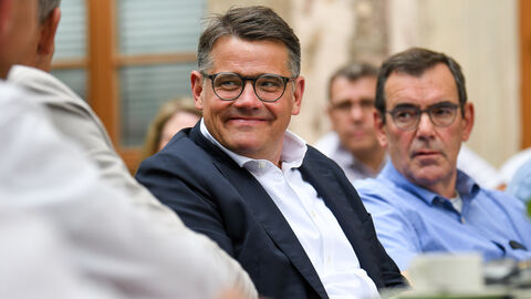 Ministerpräsident Boris Rhein bei der Bürgersprechstunde im Cafe Hetzler in Fritzlar