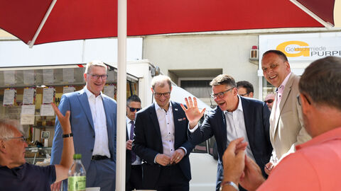 Boris Rhein auf dem Wochenmarkt in Bad Nauheim