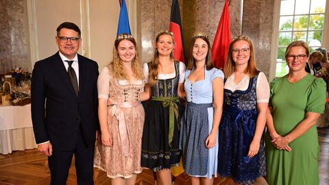 Ministerpräsident Boris Rhein mit seiner Frau Tanja Raab-Rhein und die Oestricher Weinkönigin Silvana mit ihren Weinprinzessinnen Florentine, Alicia und Katharina; Silvana Fetzer, Florentine Uebe, Alicia Kunz und Katharina Klein.