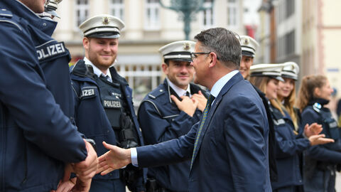 Boris Rhein reicht Polizisten die Hand 