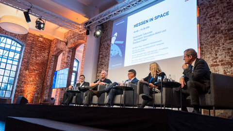 Ministerpräsident Boris Rhein und verschiedene Gesprächspartnerinnen und Gesprächspartner bei Hessein in Space