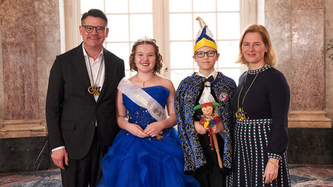 Ministerpräsident Boris Rhein und seine Frau Tanja Raab-Rhein empfangen im Schloss Biebrich in Wiesbaden hessische Fastnachtsvereine