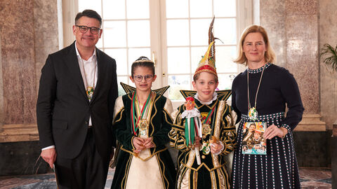 Ministerpräsident Boris Rhein und seine Frau Tanja Raab-Rhein empfangen im Schloss Biebrich in Wiesbaden hessische Fastnachtsvereine