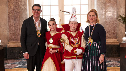Ministerpräsident Boris Rhein und seine Frau Tanja Raab-Rhein empfangen im Schloss Biebrich in Wiesbaden hessische Fastnachtsvereine