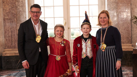 Ministerpräsident Boris Rhein und seine Frau Tanja Raab-Rhein empfangen im Schloss Biebrich in Wiesbaden hessische Fastnachtsvereine