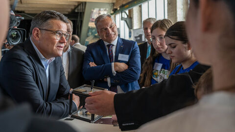Ministerpräsident Boris Rhein informiert sich bei der Weltraum-AG der Dietrich-Bonhoeffer-Schule aus Lich über deren aktuelles Projekt: einen eigenen Satelliten, der zeitnah mit der NASA ins All geflogen werden soll.