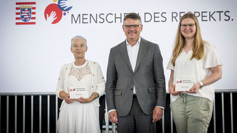 Ministerpräsident Boris Rhein (Mitte) und die „Menschen des Respekts“ Christa Kreis (links) und Marie Ludwig