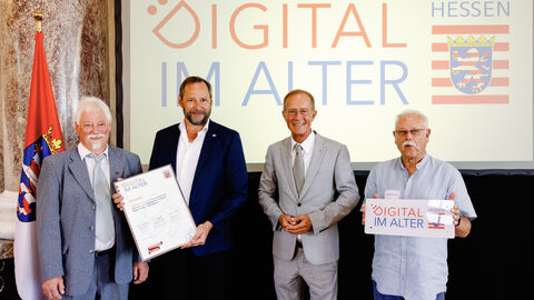 Der Chef der Hessischen Staatskanzlei, Staatsminister Axel Wintermeyer, hat die Generationenhilfe Oberzent e.V. beim 2. Di-Lotsen-Tag in Wiesbaden als Di@-Lotsen-Stützpunkt begrüßt und ihnen die Urkunde überreicht.