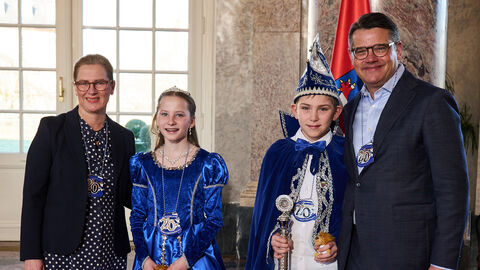 Ministerpräsident Boris Rhein und seine Frau Tanja Raab-Rhein empfangen im Schloss Biebrich in Wiesbaden Prinzessin Tabea I. und Prinz Marlon I. von der KG „Narrenzunft" Nieder-Weisel e.V.; Tabea Fechter, Marlon Metz