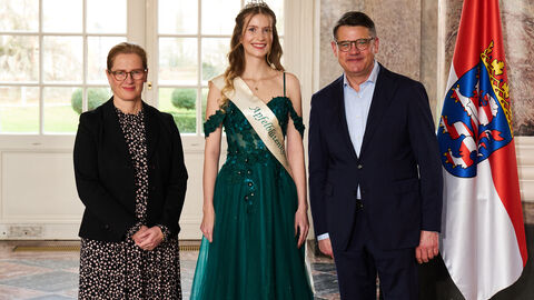 Ministerpräsident Boris Rhein empfängt gemeinsam mit seiner Frau Tanja Raab-Rhein die Höchster Apfelblütenkönigin Katharina III. im Wiesbadener Schloss Biebrich; Katharina Weiß.