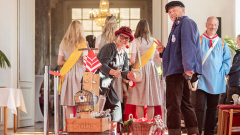 Teilnehmende nehmen Utensilien mit zum Empfang.