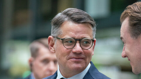 Ministerpräsident Boris Rhein in Paris beim Besuch der Station F