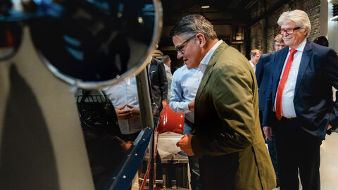 „MP vor Ort“ Dillenburg, Mittwoch, 23. Juli 2025: Führung durch das Nationale Automuseum von Friedhelm Loh Ministerpräsident Boris Rhein während der Führung durch das Nationale Automuseum von Friedhelm Loh