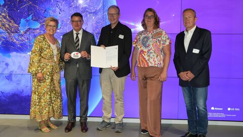 Gruppenbild: Ministerpräsident Rhein und die Vertreterinnen und Vertreter der geförderten Projekte bei der Bescheidübergabe