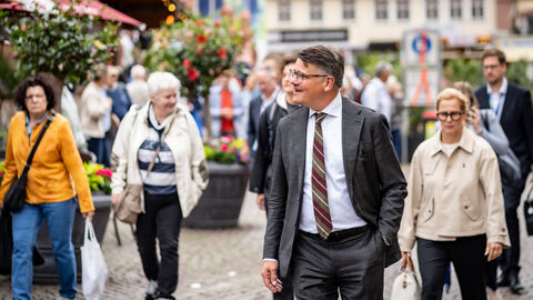 Ministerpräsident Rhein bei einem Rundgang über den Hessentag