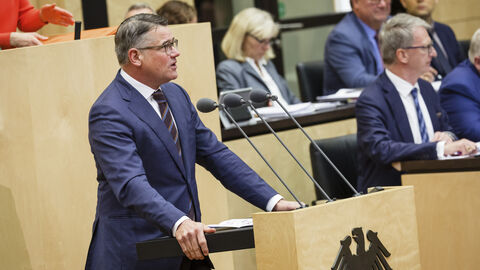 Rhein steht bei einer Rede im Bundesrat an einem Rednerpult