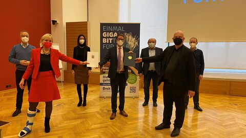 Digitalministerin Sinemus übergibt Förderbescheid