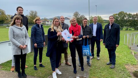 Bescheidübergabe durch Ministerin Kristina Sinemus an Carolin Handschuh vom TSV Lengfeld