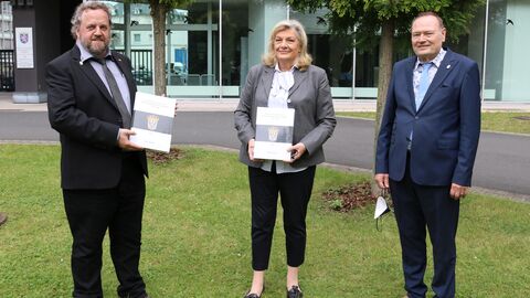 Dr. Martin Sprungala, Bundessprecher der Landsmannschaft Weichsel-Warthe, mit Margarete Ziegler-Raschdorf, Landesbeauftragte für Heimatvertriebene und Spätaussiedler und Dr. Lothar Jakobi, stellvertretender Bundessprecher der LWW                             