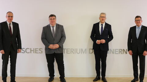 v.l.n.r. Innenminister Peter Beuth, Mark Weinmeister, Hermann-Josef Klüber und Staatssekretär Stefan Sauer
