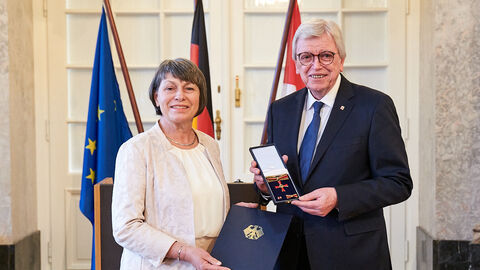 Bekam vom Hessischen Ministerpräsidenten Volker Bouffier den Verdienstorden der Bundesrepublik Deutschland ausgehändigt: Birgit Otto aus Grünberg.
