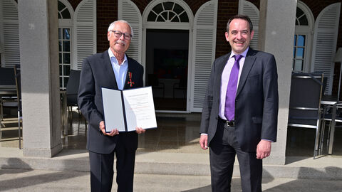 Kultusminister Lorz überreicht Verdienstkreuz am Bande an Dr. Guido-Carl Seelmann-Eggebert