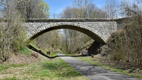 Die historische Brücke Hartmannshain, eine Steinbrücke, die über eine Straße führt