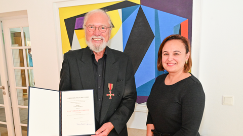 Staatssekretärin Ayse Asar und Preisträger Nobert Deforth