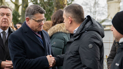Ministerpräsident Boris Rhein unter anderen Gästen der Trauerfeier