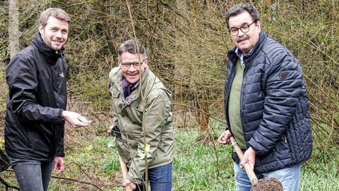 Gruppenfoto mit Ministerpräsident Boris Rhein im Wald