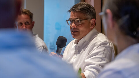 Ministerpräsident Boris Rhein stellt sich beim "Talk im Gasthaus" in Bad König den Fragen von Bürgerinnen und Bürgern