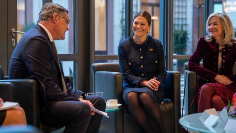 Ministerpräsident Boris Rhein und Kronprinzessin Victoria von Schweden in einem Gespräch. 