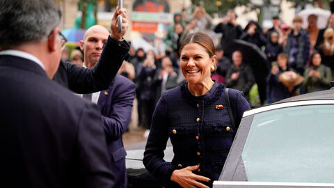 Ministerpräsident Boris Rhein empfängt Kronprinzessin Victoria von Schweden vor der Hessischen Staatskanzlei. Sie steigt gerade aus dem Auto aus und lächelt.  