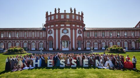 Hoheitenempfang 2024: Ministerpräsident Rhein gemeinsam mit den Hessischen Hoheiten vor Schloss Biebrich in Wiesbaden