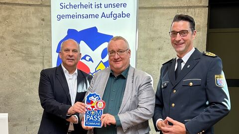 Innenminister Roman Poseck mit Polizeipräsident Felix Paschek und Bürgermeister Klaus Schindling