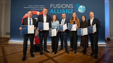 Bayerns Wirtschaftsminister Hubert Aiwanger, Bayerns Wissenschaftsminister Markus Blume, Hamburgs Staatsrätin für Wissenschaft Dr. Eva Gümbel, Hessens Wissenschaftsminister Timon Gremmels, Mecklenburg-Vorpommers Wissenschaftsministerin Bettina Martin, Sachsens Staatssekretärin für Wissenschaft Prof. Dr. Heike Graßmann und Schleswig-Holsteins Staatssekretär für Wissenschaft Guido Wendt (© Axel König/StMWK)